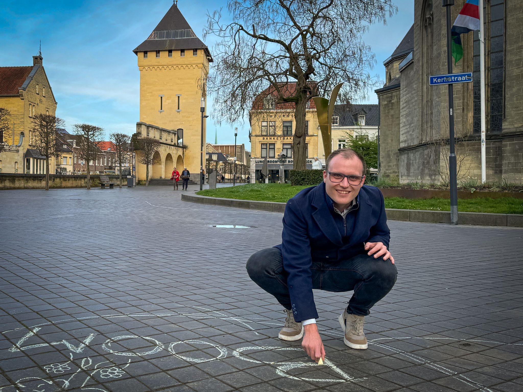 Wethouder Niels Dauven markeert een locatie voor meer groen